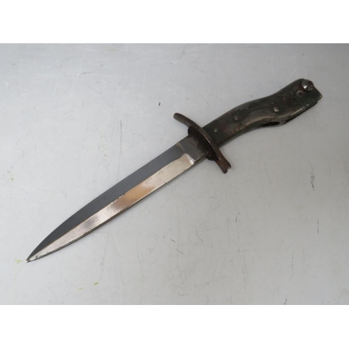219 - A WW1 GERMAN BAYONET / KNIFE IN METAL SHEATH, blade L 15 cm, overall L 28 cm
