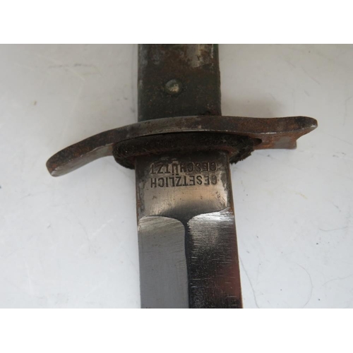 219 - A WW1 GERMAN BAYONET / KNIFE IN METAL SHEATH, blade L 15 cm, overall L 28 cm