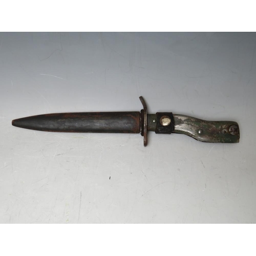 219 - A WW1 GERMAN BAYONET / KNIFE IN METAL SHEATH, blade L 15 cm, overall L 28 cm