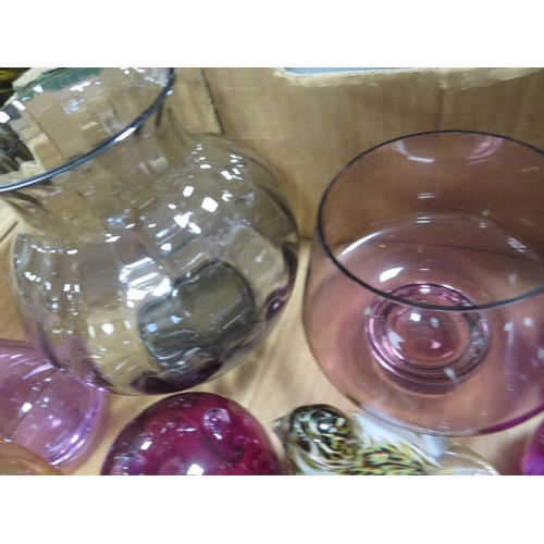 342 - A TRAY OF ASSORTED GLASSWARE TO INCLUDE PAPERWEIGHTS, SHIPS IN BOTTLES ETC