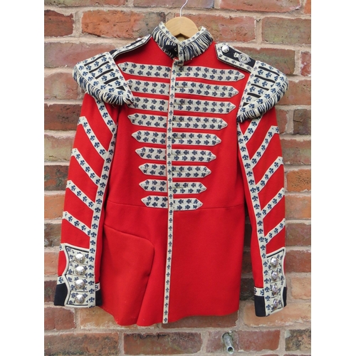 223 - A GRENADIER GUARDS DRUMMERS RED PARADE TUNIC, GG drummers decoration to chest and Queens crown stay ... 