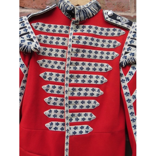 223 - A GRENADIER GUARDS DRUMMERS RED PARADE TUNIC, GG drummers decoration to chest and Queens crown stay ... 