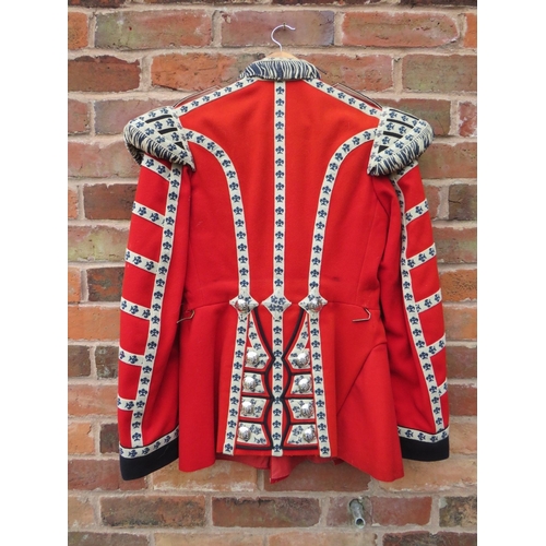 223 - A GRENADIER GUARDS DRUMMERS RED PARADE TUNIC, GG drummers decoration to chest and Queens crown stay ... 