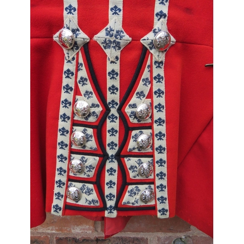 223 - A GRENADIER GUARDS DRUMMERS RED PARADE TUNIC, GG drummers decoration to chest and Queens crown stay ... 