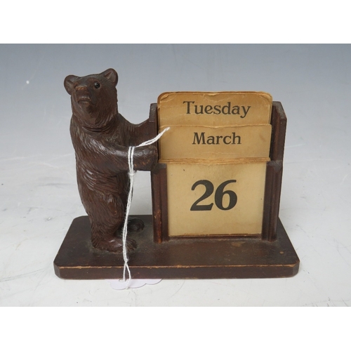 201 - A VINTAGE BLACK FOREST BEAR DESK CALENDAR, L 13 cm, H 11 cm