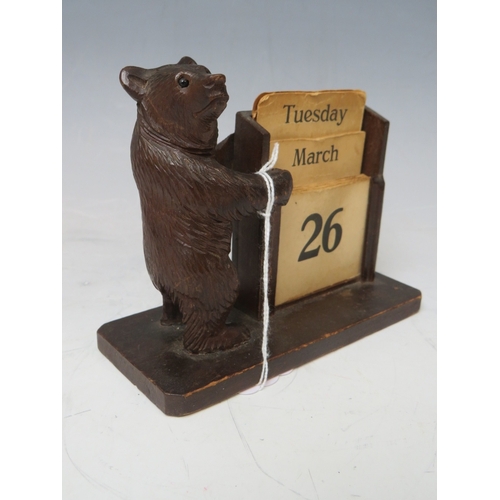 201 - A VINTAGE BLACK FOREST BEAR DESK CALENDAR, L 13 cm, H 11 cm