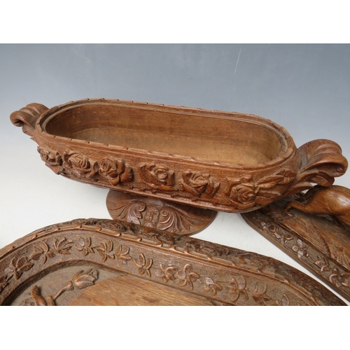 207 - A LARGE BLACK FOREST CARVED LIDDED DISH ON A CARVED BASE, the handle in the shape if a wild animal, ... 
