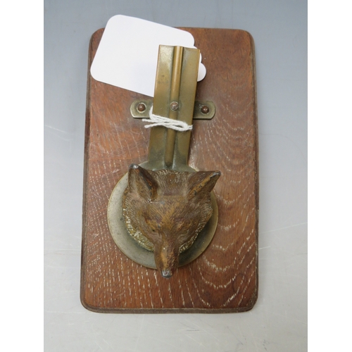 236 - AN EARLY 20TH CENTURY COLD PAINTED FOXES HEAD, as a letter clip on a wooden base, L 14 cm, H 6.5 cm