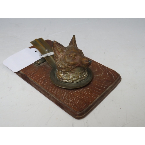 236 - AN EARLY 20TH CENTURY COLD PAINTED FOXES HEAD, as a letter clip on a wooden base, L 14 cm, H 6.5 cm
