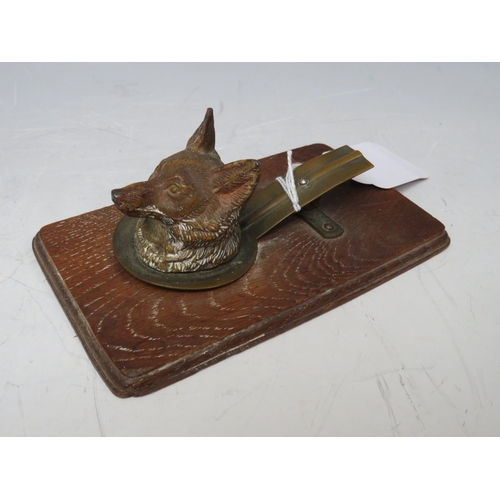 236 - AN EARLY 20TH CENTURY COLD PAINTED FOXES HEAD, as a letter clip on a wooden base, L 14 cm, H 6.5 cm