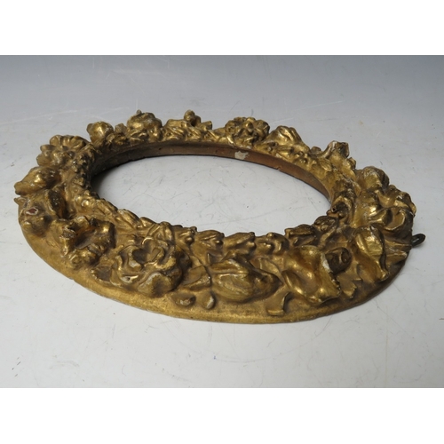 32 - A 19TH CENTURY SMALL OVAL CARVED WOODEN DECORATIVE GOLD FRAME, frame W 4.5 cm, rebate 17 x 12 cm