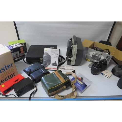 377 - A TRAY OF PHOTOGRAPHY AND PROJECTION EQUIPMENT TO INCLUDE A BOXED NIKON COOLPICS 5000 DIGITAL CAMERA