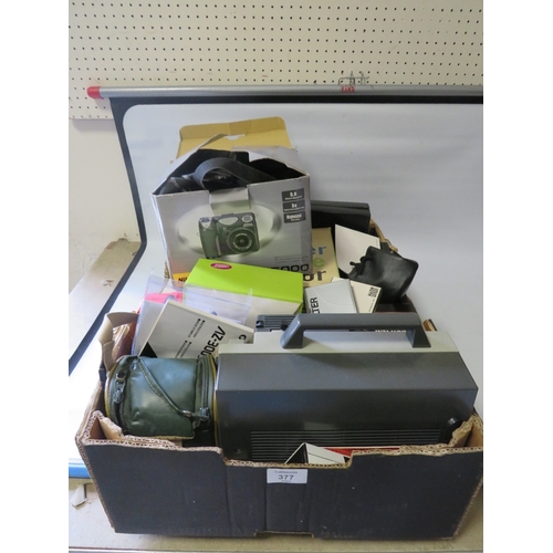 377 - A TRAY OF PHOTOGRAPHY AND PROJECTION EQUIPMENT TO INCLUDE A BOXED NIKON COOLPICS 5000 DIGITAL CAMERA