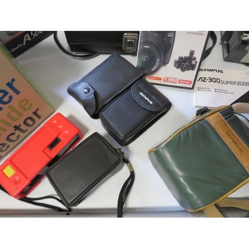 377 - A TRAY OF PHOTOGRAPHY AND PROJECTION EQUIPMENT TO INCLUDE A BOXED NIKON COOLPICS 5000 DIGITAL CAMERA