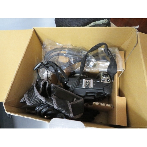 377 - A TRAY OF PHOTOGRAPHY AND PROJECTION EQUIPMENT TO INCLUDE A BOXED NIKON COOLPICS 5000 DIGITAL CAMERA