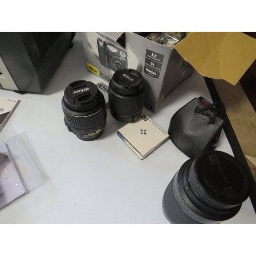 377 - A TRAY OF PHOTOGRAPHY AND PROJECTION EQUIPMENT TO INCLUDE A BOXED NIKON COOLPICS 5000 DIGITAL CAMERA