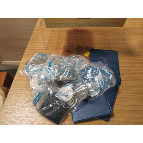 474 - A SMALL QUANTITY OF COLLECTABLE'S TO INCLUDE WATCHES, COINS COSTUME JEWELLERY ETC