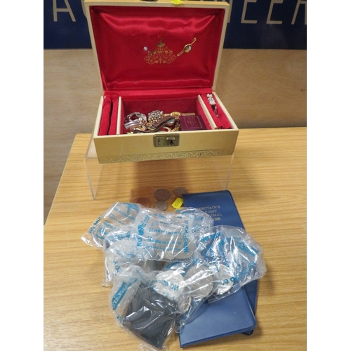 474 - A SMALL QUANTITY OF COLLECTABLE'S TO INCLUDE WATCHES, COINS COSTUME JEWELLERY ETC