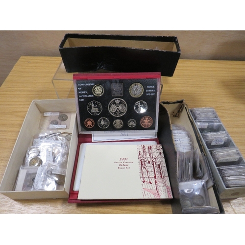 475 - TRAY OF ENGLISH AND FOREIGN COINAGE TO INCLUDE 1997 UK PROOF SET, SIXPENCE, SILVER THREEPENNY BITS, ... 