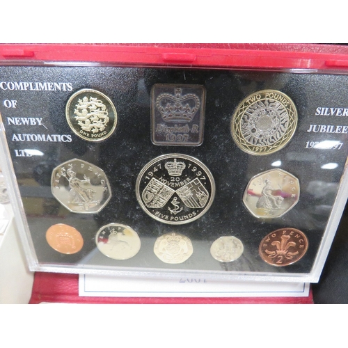 475 - TRAY OF ENGLISH AND FOREIGN COINAGE TO INCLUDE 1997 UK PROOF SET, SIXPENCE, SILVER THREEPENNY BITS, ... 