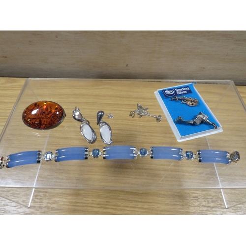 479 - A HALLMARKED SILVER BLUE AGATE STYLE BRACELET TOGETHER WITH A AMBER STYLE BROOCH, SILVER CHARMS ETC