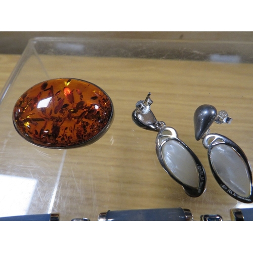 479 - A HALLMARKED SILVER BLUE AGATE STYLE BRACELET TOGETHER WITH A AMBER STYLE BROOCH, SILVER CHARMS ETC