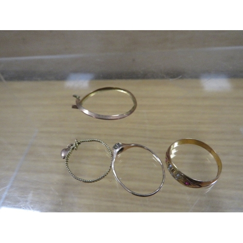481 - A HALLMARKED 15 CARAT HALLMARKED RING A/F approx weight 2.1g  TOGETHER WITH THREE PIECES OF UNMARKED... 