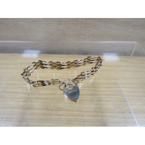 482 - A HALLMARKED 9 CARAT GOLD GATE BRACELET approx weight 6.9g