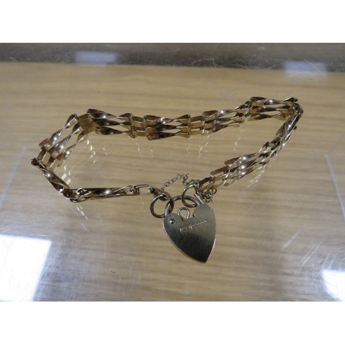 482 - A HALLMARKED 9 CARAT GOLD GATE BRACELET approx weight 6.9g