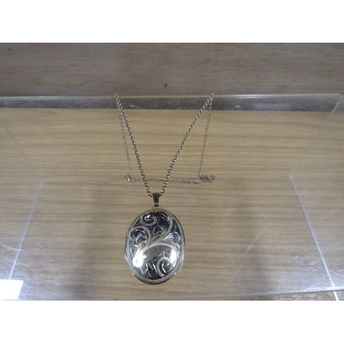 483 - A HALLMARKED 9 CARAT GOLD LOCKET ON A CHAIN STAMPED 375 approx combined  weight 6.2g
