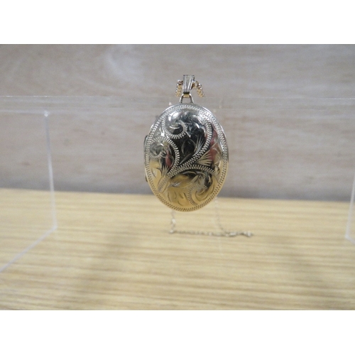 483 - A HALLMARKED 9 CARAT GOLD LOCKET ON A CHAIN STAMPED 375 approx combined  weight 6.2g