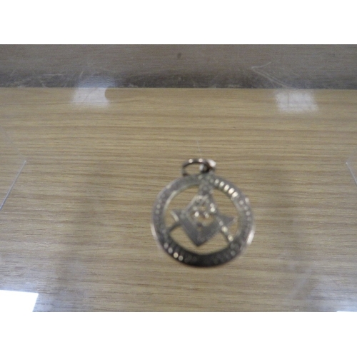 484 - A HALLMARKED 9 CARAT GOLD MASONIC PENDANT approx weight 2g