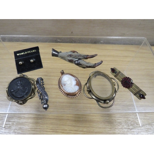 485 - A QUANTITY OF ASSORTED VINTAGE JEWELLERY TO INCLUDE A CAMEO PENDANT