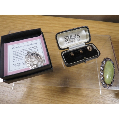486 - A JEWELLERY BOX AND CONTENTS TO INCLUDE WATCHES, COSTUME JEWELLERY ETC