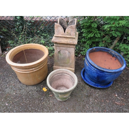 707 - FOUR ITEMS TO INCLUDE LARGE CERAMIC PLANTERS AND A CASTLE TYPE CHIMNEY POT