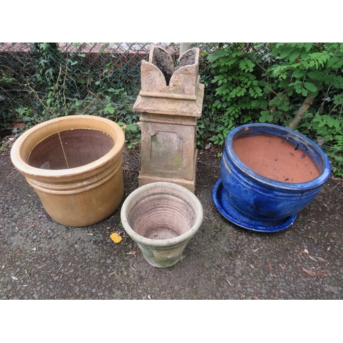 707 - FOUR ITEMS TO INCLUDE LARGE CERAMIC PLANTERS AND A CASTLE TYPE CHIMNEY POT