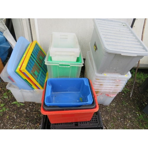 711 - A LARGE SELECTION OF PLASTIC STORAGE BOXES - SOME WITH LIDS
