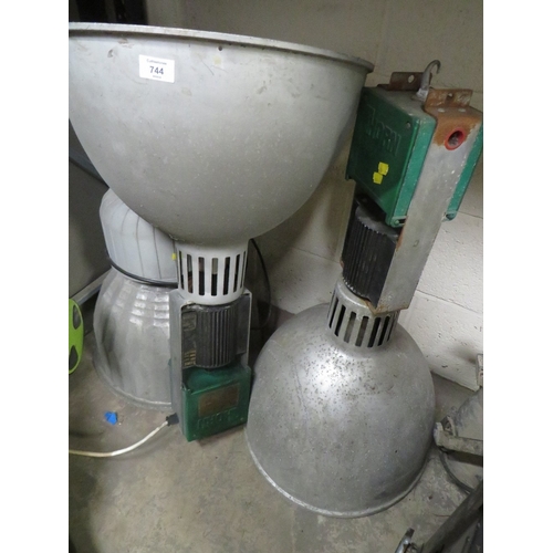Lot 744       