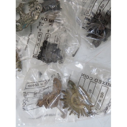 212 - A QUANTITY OF ASSORTED MILITARY BADGES ETC., to include Fusiliers & Scottish types