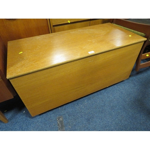 886 - A MID CENTURY TEAK BLANKET BOX