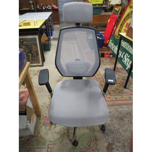 894 - A MODERN OFFICE SWIVEL CHAIR