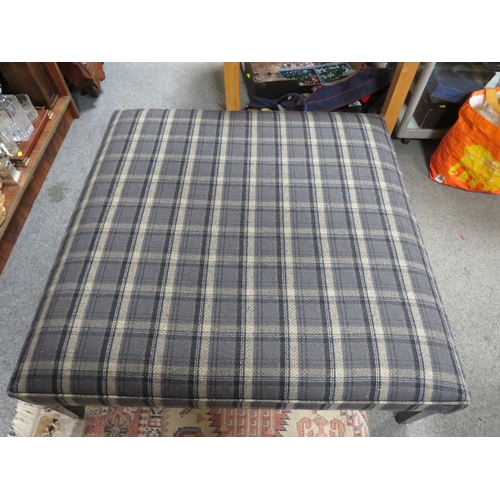 912 - A MODERN LOW LARGE SQUARE FOOTSTOOL