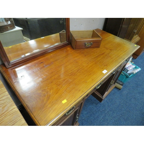 915 - AN EDWARDIAN TWIN PEDESTAL DRESSING TABLE ALONG WITH TWO PEDESTALS AND SEPARATE MIRROR (4)