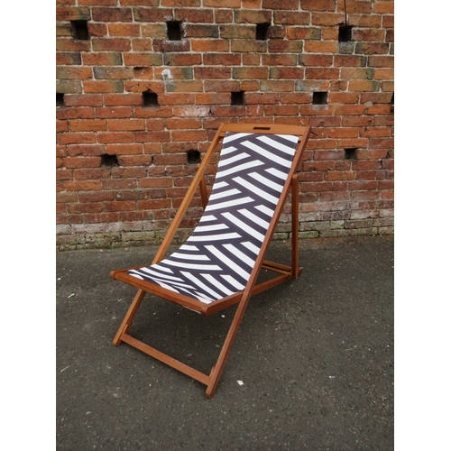 927 - A STRIPED / ZEBRA PATTERN MODERN FOLDING DECK CHAIR