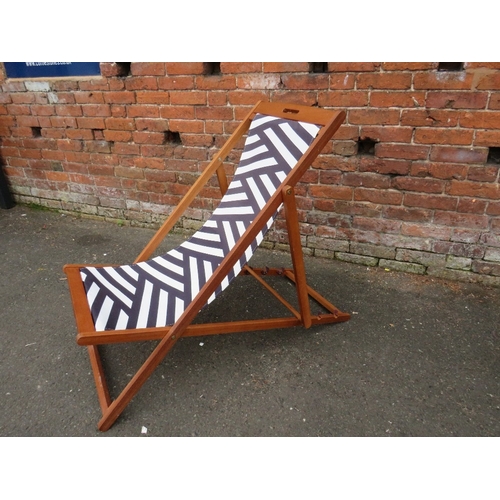 927 - A STRIPED / ZEBRA PATTERN MODERN FOLDING DECK CHAIR