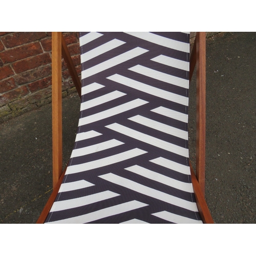 927 - A STRIPED / ZEBRA PATTERN MODERN FOLDING DECK CHAIR