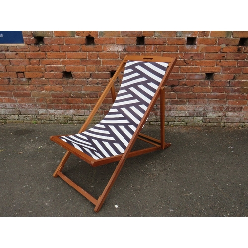 927 - A STRIPED / ZEBRA PATTERN MODERN FOLDING DECK CHAIR