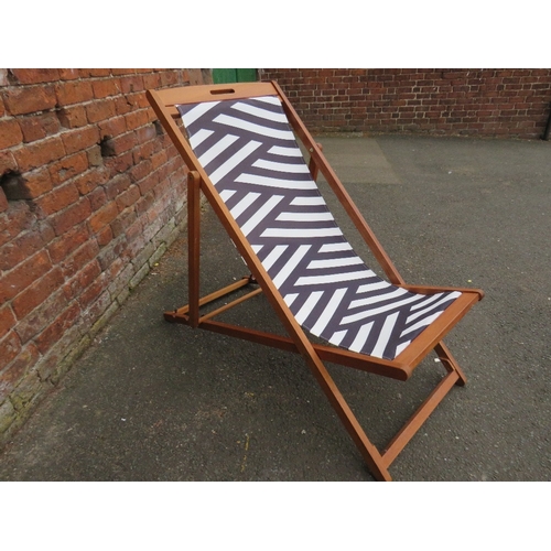 927 - A STRIPED / ZEBRA PATTERN MODERN FOLDING DECK CHAIR