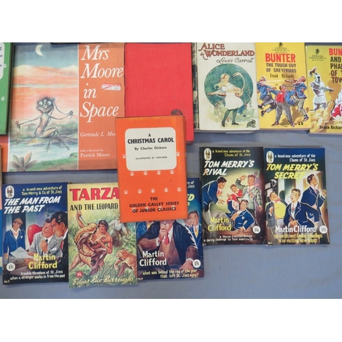 187 - A TRAY OF CHILDREN'S COLLECTABLE BOOKS, to inlcude Billy Bunter first edition, Biggles etc., plus 19... 