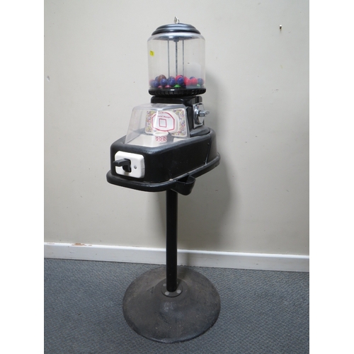 515 - A BEAVER SHOOTING HOOP GUMBALL VENDING MACHINE ON STAND, black finish, with key, H 112 cm